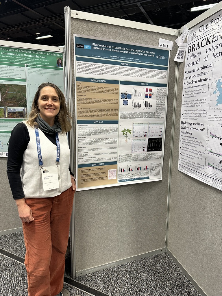 María Josefina Poupin presenting a poster at the British Ecological Society Annual Meeting