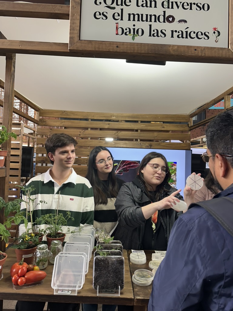 MJP Lab members engaging with visitors at the Maestra Naturaleza fair