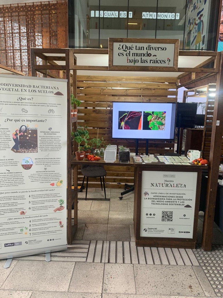 MJP Lab stand at the Maestra Naturaleza CAPES public fair at GAM in Santiago