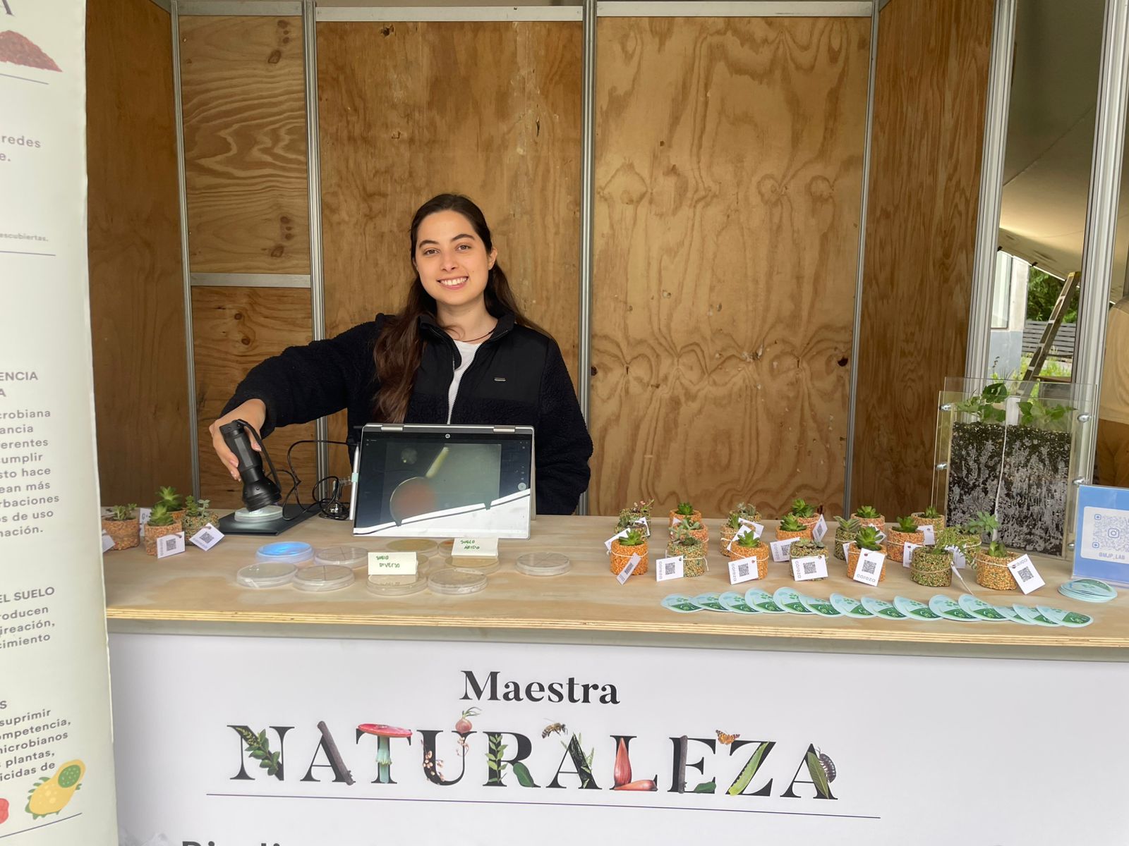 Outreach activity at the MJP Lab stand during Territorios con Memoria